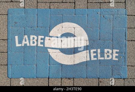 Marcatura per la pista ciclabile dell'Elba dalla Repubblica Ceca a Cuxhaven in Germania Foto Stock