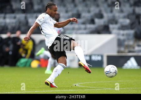 LONDRA, REGNO UNITO. 30 OTTOBRE Bobby Decordova-Reid di Fulham spara durante la partita Sky Bet Championship tra Fulham e West Bromwich Albion a Craven Cottage, Londra sabato 30 ottobre 2021. (Credit: Tom West | MI News) Credit: MI News & Sport /Alamy Live News Foto Stock