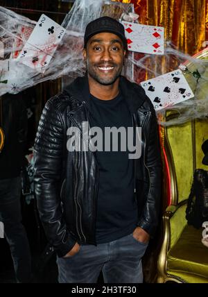 Londra, Regno Unito. 28 ottobre 2021. Simon Webbe visto a orgogliosa Embankment per Duncan James' Final Night a Cabaret All Stars. Credit: SOPA Images Limited/Alamy Live News Foto Stock