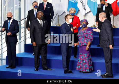 Roma, Italia. 30 Ott 2021. Il presidente francese Emmanuel Macron (III L) saluta il presidente turco Recep Tayyip Erdogan (R) in qualità di direttore generale dell'Organizzazione mondiale del commercio (OMC), Ngozi Okonjo-Iweala (C), all'inizio del vertice del G20 dei leader mondiali del 30 ottobre, 2021 presso il centro congressi 'la Nuvola' nel quartiere EUR di Roma. – il cambiamento climatico non è mai stato inserito in modo così preminente nell’agenda del G20 e i leader non sono mai passati direttamente da un vertice del G20 a un vertice sul clima: Oltre 120 capi di Stato e di governo sono attesi all’inizio della COP26 in Scozia. Foto di Ludovic Mar Foto Stock