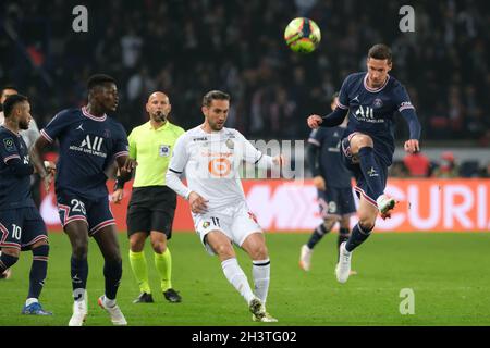 Parigi, Francia. 30 Ott 2021. JULIAN DRAXLER centrocampo del PSG in azione durante il campionato di calcio francese, Ligue 1 Uber mangia, tra Parigi Saint Germain e Lille al Parc des Princes Stadium - Paris France.Paris SG ha vinto 2:1 (Credit Image: © Pierre Stevenin/ZUMA Press Wire) Foto Stock