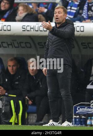 Bielefeld, Germania. 30 Ott 2021. Calcio: Bundesliga, Arminia Bielefeld - FSV Mainz 05, giorno di incontro 10 alla Schüco Arena. Frank Kramer, allenatore di Bielefeld, gestisca. Credit: Friso Gentsch/dpa - NOTA IMPORTANTE: In conformità con le norme del DFL Deutsche Fußball Liga e/o del DFB Deutscher Fußball-Bund, è vietato utilizzare o utilizzare fotografie scattate nello stadio e/o del match sotto forma di immagini di sequenza e/o serie di foto video-simili./dpa/Alamy Live News Foto Stock