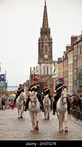 Edimburgo, Regno Unito. 30 Ott 2021. Quest'anno è il 250° anniversario della nascita di Sir Walter Scott la celebrazione di Sir Walter Scott è stata alla Cattedrale di St Giles il 30 ottobre 2021. La marcia è stata guidata dalla combinazione di tubi e tamburi, Guardia d'onore e truppe montate delle Guardie Dragoon Scozzesi e del Nord Irish Yeomanry e Royal Scots. Sir Walter fu quartatore e poi segretario del Dragoon della luce del Volontariato di Edimburgo, successivamente e Royal Mid-Lothian Yeomanry, antecedenti di e (Lothians e confini Yeomanry) Squadron. Credit: Arch White/Alamy Live News. Credit: Arch White/Alamy Live News Foto Stock