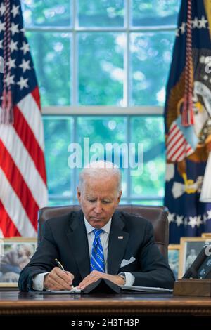 WASHINGTON DC, USA - 11 agosto 2021 - il presidente degli Stati Uniti Joe Biden lavora nell'ufficio ovale della Casa Bianca, mercoledì 11 agosto 2021, prima della riunione Foto Stock