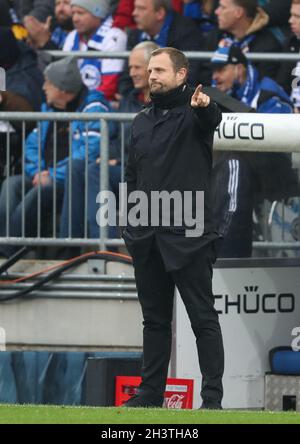 Bielefeld, Germania. 30 Ott 2021. Calcio: Bundesliga, Arminia Bielefeld - FSV Mainz 05, giorno di incontro 10 alla Schüco Arena. Mainz allenatore Bo Svensson gesti. Credit: Friso Gentsch/dpa - NOTA IMPORTANTE: In conformità con le norme del DFL Deutsche Fußball Liga e/o del DFB Deutscher Fußball-Bund, è vietato utilizzare o utilizzare fotografie scattate nello stadio e/o del match sotto forma di immagini di sequenza e/o serie di foto video-simili./dpa/Alamy Live News Foto Stock