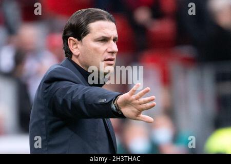 Leverkusen, Germania. 30 Ott 2021. Calcio: Bundesliga, Bayer Leverkusen - VfL Wolfsburg, giorno 10, presso la BayArena. Il coach di Leverkusen Gerardo Seoane si attacca alla linea. Credit: Federico Gambarini/dpa - NOTA IMPORTANTE: In conformità con le norme del DFL Deutsche Fußball Liga e/o del DFB Deutscher Fußball-Bund, è vietato utilizzare o utilizzare fotografie scattate nello stadio e/o del match sotto forma di immagini di sequenza e/o serie di foto video-simili./dpa/Alamy Live News Foto Stock