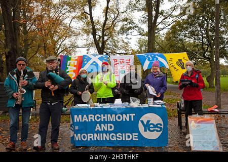 Middle Meadow Walk, The Meadows, Edimburgo, Scozia, Regno Unito 30 ottobre 2021. Marchmont e Morningside YES Group incoraggiano le persone a firmare petizioni per chiedere l'indipendenza scozzese, Credit: Newsandmore/Alamy Live News. Foto Stock