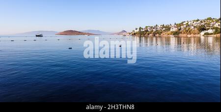 Costa egea con meravigliose acque blu, isole, montagne e piccole case bianche Foto Stock