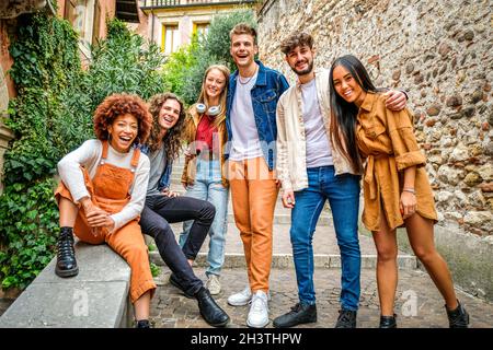 Gruppo multietnico di giovani che parlano e si divertono sulle scale nelle strade della città e - Urbano e concetto di amicizia Foto Stock