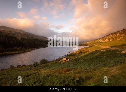 Alba sulla A4086 a Llyn Member vicino a Capel Curig nel Parco Nazionale di Snowdonia, Galles Regno Unito Foto Stock