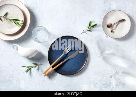 Posate moderne, con getto d'aria sopraelevato. Piatti alla moda, bicchieri  e posate Foto stock - Alamy