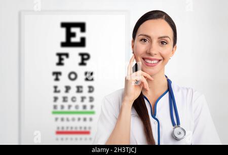 Medico oculare, oculista in clinica. Snellen grafico in background Foto Stock