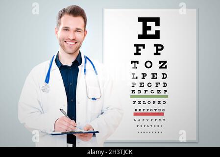 Medico oculare, oculista in clinica. Snellen grafico in background Foto Stock