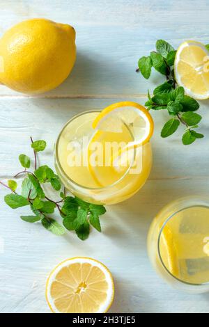 Limonata su sfondo di legno. Bevanda fresca fatta in casa con limone Foto Stock