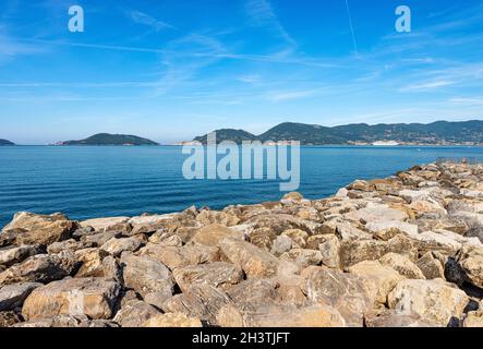 Golfo di la Spezia vista dal Porto di Lerici, all'orizzonte la cittadina di Porto Venere o Portovenere e l'isola di Tino e Palmaria. Italia. Foto Stock