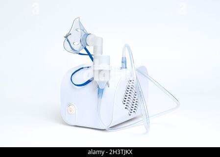 Nebulizzatore per uso medico. Apparecchiatura medica per inalazione con maschera respiratoria Foto Stock