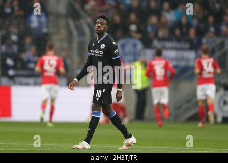 Bielefeld, Germania. 30 Ott 2021. Calcio: Bundesliga, Arminia Bielefeld - FSV Mainz 05, giorno di incontro 10 alla Schüco Arena. Bryan Lasme di Bielefeld è deluso dopo aver concesso il traguardo 0:1. Credit: Friso Gentsch/dpa - NOTA IMPORTANTE: In conformità con le norme del DFL Deutsche Fußball Liga e/o del DFB Deutscher Fußball-Bund, è vietato utilizzare o utilizzare fotografie scattate nello stadio e/o del match sotto forma di immagini di sequenza e/o serie di foto video-simili./dpa/Alamy Live News Foto Stock