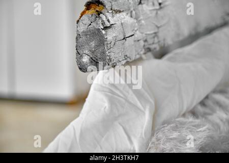 Un pezzo di legno dipinto di bianco su seduta e panca Foto Stock