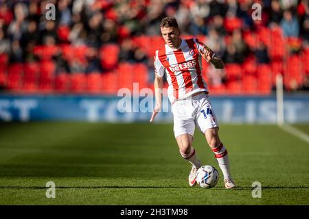 Stoke, Regno Unito. 30 Ott 2021. 30 ottobre 2021; Bet365 Stadium, Stoke, Staffordshire, Inghilterra; Campionato di calcio, Stoke City Versus Cardiff; Josh Tymon di Stoke City Along the Wing Credit: Action Plus Sports Images/Alamy Live News Foto Stock