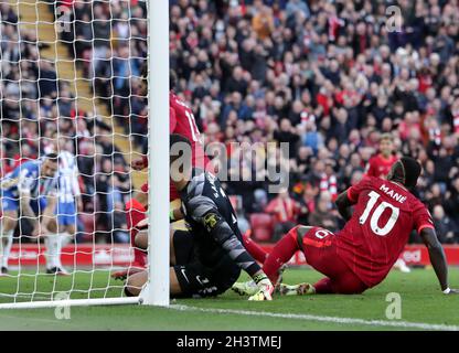 Anfield, Liverpool, Regno Unito. 30 Ott 2021. Premier League Football, Liverpool Versus Brighton and Hove Albion; Sadio Mane di Liverpool forza la palla oltre Brighton e il portiere di Hove Albion Robert Sanchez prima che il suo obiettivo fosse vietato per il pallamano dopo la decisione VAR Credit: Action Plus Sports/Alamy Live News Foto Stock