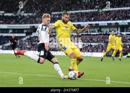 Kamil Jozwiak (a sinistra) della contea di Derby e Bradley Johnson di Blackburn Rovers lottano per la palla durante la partita del campionato Sky Bet al Pride Park di Derby. Data foto: Sabato 30 ottobre 2021. Foto Stock