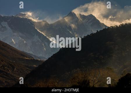 Nuptse - Lhotse Ridge e Everest sopra. Una vista mattutina da Deboche. Foto Stock