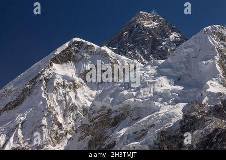 Monte Everest visto dalla strada per Kala Patthar Foto Stock