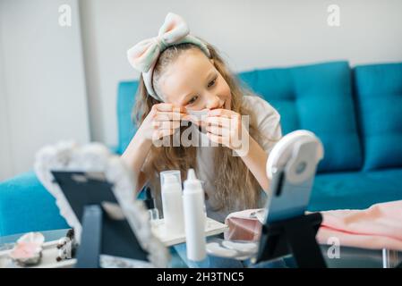 ragazza filma video per i suoi seguaci su trucco. Concetto di blogger per bambini. Foto Stock