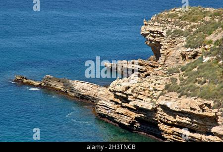 Costa mediterranea rocciosa vicino a Benidorm, Alicante - Spagna Foto Stock