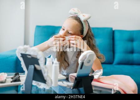 ragazza filma video per i suoi seguaci su trucco. Concetto di blogger per bambini. Foto Stock