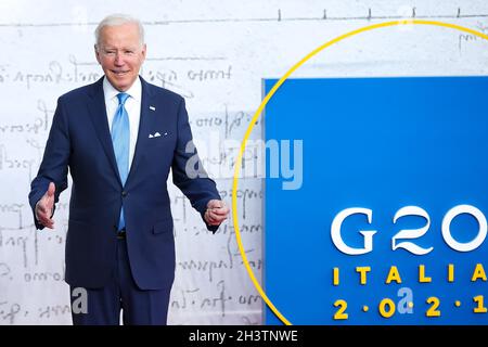 Roma, Italia. 30 Ott 2021. (211030) -- ROMA, 30 ottobre 2021 (Xinhua) -- il presidente degli Stati Uniti Joe Biden arriva per il vertice dei leader del Gruppo dei venti (G20) a Roma, Italia, 30 ottobre 2021. Sabato è iniziato il 16° vertice dei leader del G20. (Xinhua/Zhang Cheng) Credit: Xinhua/Alamy Live News Foto Stock