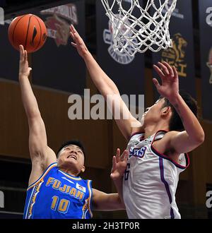 Zhuji, Cina. 30 Ott 2021. Li Yiyang (L) di Fujian Sturgeons va per un layup durante il 7 ° round della partita tra Tianjin Pioneers e Fujian Sturgeons alla stagione 2021-2022 della Lega cinese di Basket Association (CBA) a Zhuji, Cina orientale, 30 ottobre 2021. Credit: Li An/Xinhua/Alamy Live News Foto Stock