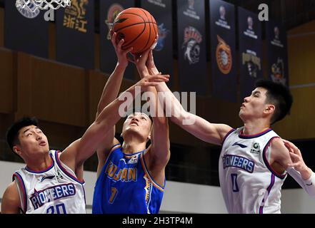 Zhuji, Cina. 30 Ott 2021. Ou Junxuan (C) di Fujian Sturgeons spara durante la settima partita di round tra Tianjin Pioneers e Fujian Sturgeons alla stagione 2021-2022 della lega cinese di basket Association (CBA) a Zhuji, Cina orientale, 30 ottobre 2021. Credit: Li An/Xinhua/Alamy Live News Foto Stock