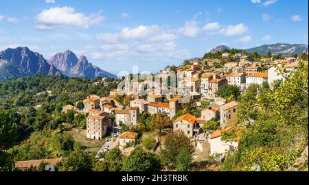 Paesaggio con Evisa, villaggio di montagna nel dipartimento Corse-du-Sud dell'isola di Corsica, Francia Foto Stock