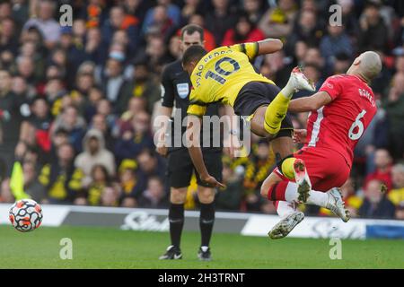 Watford, Regno Unito. 30 Ott 2021. Joao Pedro #10 di Watford batte con Oriol Romeu #6 di Southampton a Watford, Regno Unito il 10/30/2021. (Foto di Richard Washbrooke/News Images/Sipa USA) Credit: Sipa USA/Alamy Live News Foto Stock