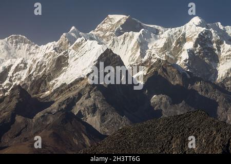 Gyachung Kang e altre vette viste da un posto sopra il campo base di ama Dablam Foto Stock