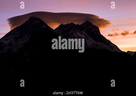 Daybreak a Gokyo Ri: Everest, Nuptse, Lhotse Foto Stock