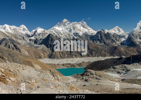 Ampia vista sul Monte Everest, Lhotse, Makalu e altre cime del Mahalangur Himal Foto Stock