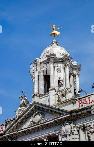 Londra - 27 Luglio : Replica statua dorata di Anna Pavlova ballerina classica di Londra sulla luglio 27, 2013 Foto Stock