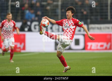 Bielefeld, Germania. 30 Ott 2021. Calcio: Bundesliga, Arminia Bielefeld - FSV Mainz 05, giorno di incontro 10 alla Schüco Arena. Lee di Mainz, cantato da Jae, dirige la palla. Credit: Friso Gentsch/dpa - NOTA IMPORTANTE: In conformità con le norme del DFL Deutsche Fußball Liga e/o del DFB Deutscher Fußball-Bund, è vietato utilizzare o utilizzare fotografie scattate nello stadio e/o del match sotto forma di immagini di sequenza e/o serie di foto video-simili./dpa/Alamy Live News Foto Stock