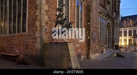 Musicisti della città di Brema di Gerhard Marcks, statua di bronzo, al crepuscolo, Brema, Germania, Europa Foto Stock