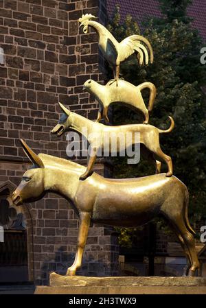 Musicisti della città di Brema di Gerhard Marcks, statua di bronzo, al crepuscolo, Brema, Germania, Europa Foto Stock