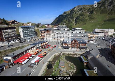 La Mongie è una località invernale nei Pirenei francesi per praticare sport sulla neve. La funivia può essere presa qui per raggiungere l'Osservatorio Pic du Midi. Foto Stock