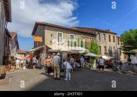 Saint Bertrand de Comminges, un villaggio famoso per la sua cattedrale romanica costruita sulla cima di una collina e circondata da un muro di difesa. Occitanie. Francia. Foto Stock