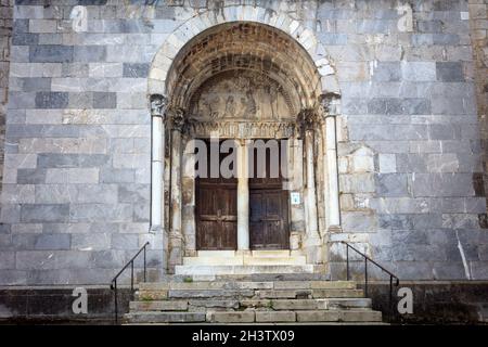 Porta d'ingresso della cattedrale Bertrand de Comminges nell'Haute Garona, Francia. E' decorata con sculture di epoca romanica. Foto Stock