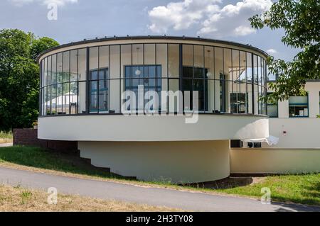 Germania, Dessau: Kornhaus at Elbe River è un ristorante popolare per i turisti. Il Bauhaus bianco Foto Stock