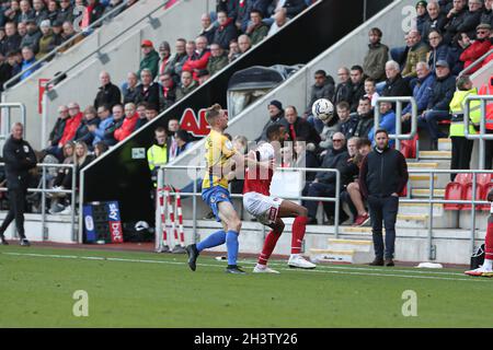 ROTHERHAM, REGNO UNITO. 30 OTTOBRE una battaglia per il possesso tra Michael Ihiekwe di Rotherham (20) e Carl Winchester di Sunderland (15) durante la partita della Sky Bet League 1 tra Rotherham United e Sunderland al New York Stadium di Rotherham sabato 30 ottobre 2021. (Credit: Emily Moorby | MI News) Credit: MI News & Sport /Alamy Live News Foto Stock