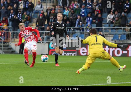 Bielefeld, Germania. 30 Ott 2021. Calcio: Bundesliga, Arminia Bielefeld - FSV Mainz 05, giorno di incontro 10 alla Schüco Arena. Amos Pieper di Bielefeld (M-r) e il portiere Stefan Ortega concedono l'obiettivo di renderlo 1:2 a Jonathan Burkardt di Mainz (l). Credit: Friso Gentsch/dpa - NOTA IMPORTANTE: In conformità con le norme del DFL Deutsche Fußball Liga e/o del DFB Deutscher Fußball-Bund, è vietato utilizzare o utilizzare fotografie scattate nello stadio e/o del match sotto forma di immagini di sequenza e/o serie di foto video-simili./dpa/Alamy Live News Foto Stock