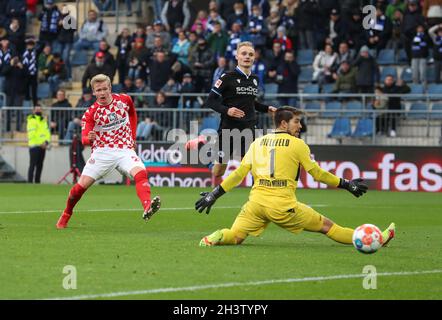 Bielefeld, Germania. 30 Ott 2021. Calcio: Bundesliga, Arminia Bielefeld - FSV Mainz 05, giorno di incontro 10 alla Schüco Arena. Amos Pieper di Bielefeld (M-r) e il portiere Stefan Ortega concedono l'obiettivo di renderlo 1:2 a Jonathan Burkardt di Mainz (l). Credit: Friso Gentsch/dpa - NOTA IMPORTANTE: In conformità con le norme del DFL Deutsche Fußball Liga e/o del DFB Deutscher Fußball-Bund, è vietato utilizzare o utilizzare fotografie scattate nello stadio e/o del match sotto forma di immagini di sequenza e/o serie di foto video-simili./dpa/Alamy Live News Foto Stock