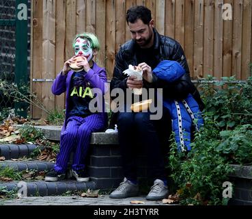 Londra, Regno Unito. 30 ottobre 2021. Un giovane fan di Tottenham è vestito come Joker prima della partita della Premier League al Tottenham Hotspur Stadium di Londra. Il credito d'immagine dovrebbe leggere: Paul Terry / Sportimage Foto Stock